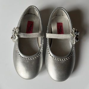 Girls dress shoes, silver with stretchy strap and flower decoration